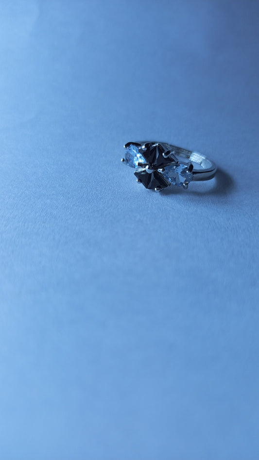Elegant Black & White Crystal Ring – Timeless Beauty