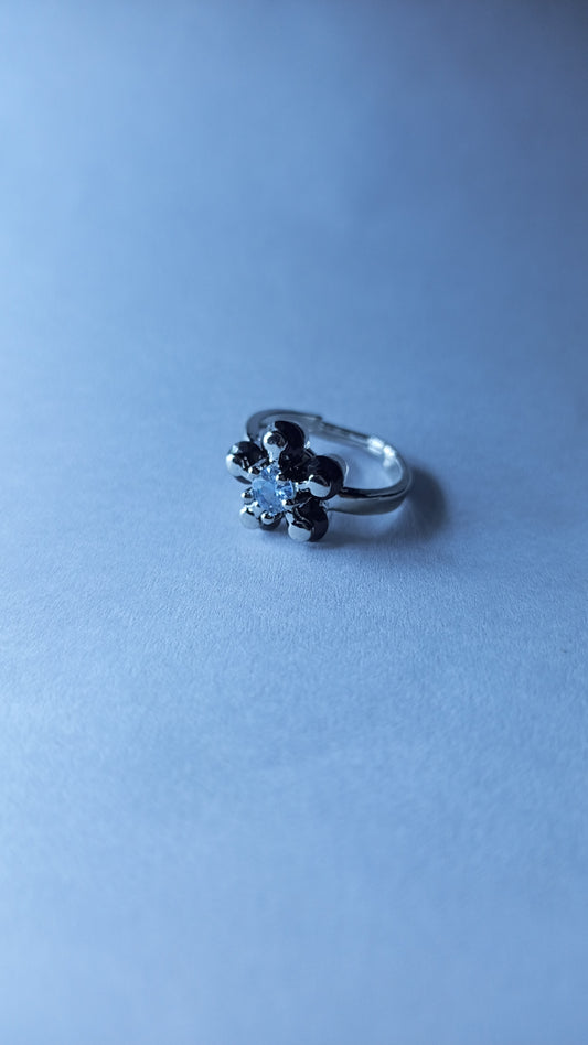 Black & Silver Floral Gemstone Ring – Elegant Sparkling Design