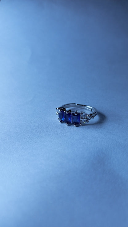 Elegant Blue Sapphire & Diamond Ring – Timeless Luxury